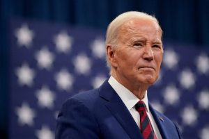 Байден випереджає Трампа в рейтингах шести “хитких штатів” 