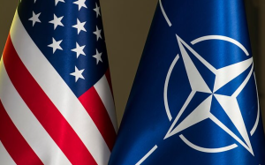 Прапори США та НАТО. Фото: Shutterstock