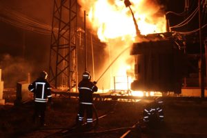 Рятувальники ліквідовують пожежу внаслідок ударів по Харкову.