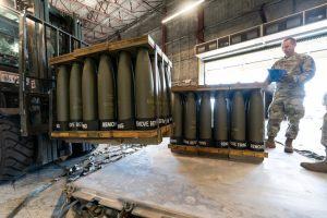 Зупинка допомоги від США: коли наслідки стануть відчутними на фронті
