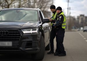 Штраф і навіть адмінарешт: водіїв попередили про покарання за авто зі США