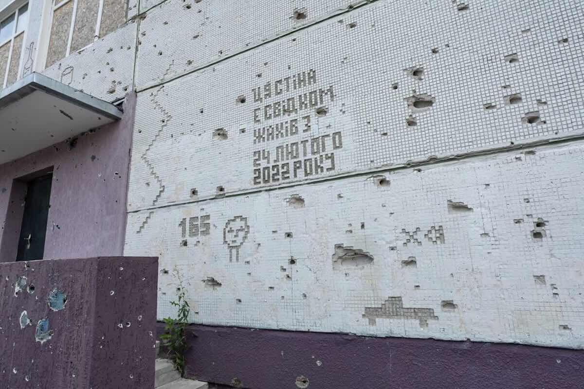 Віталій Кохан створив стритарт пам’яті на фасаді школи в Харкові / Фото: відкриті джерела