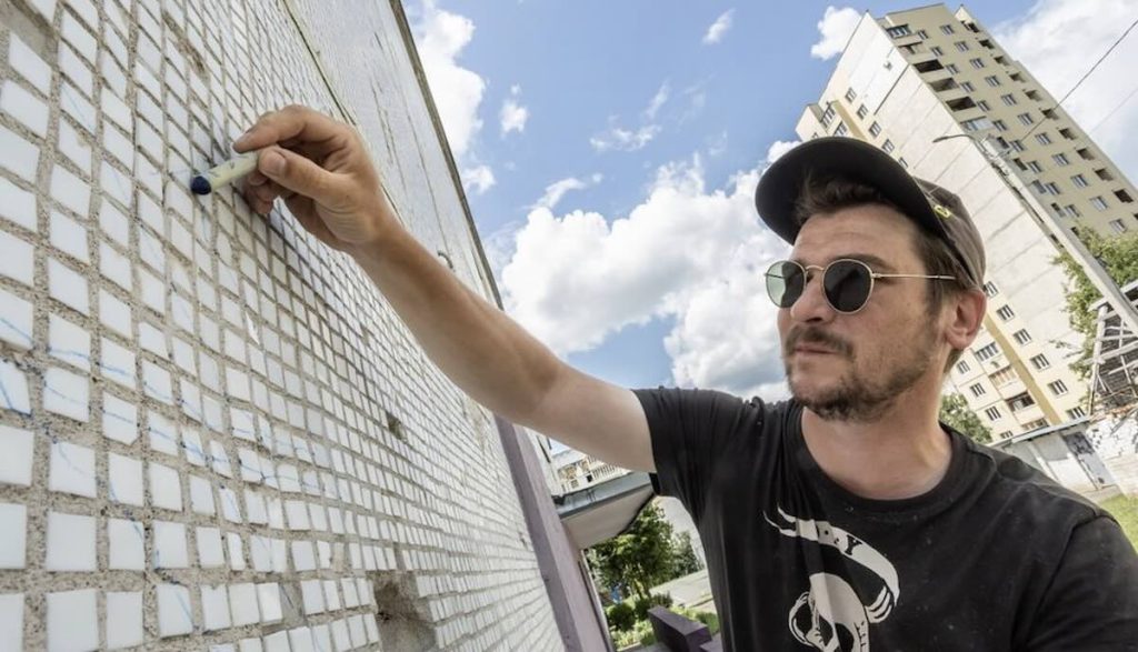 Віталій Кохан створив стритарт пам’яті на фасаді школи в Харкові / Фото: відкриті джерела